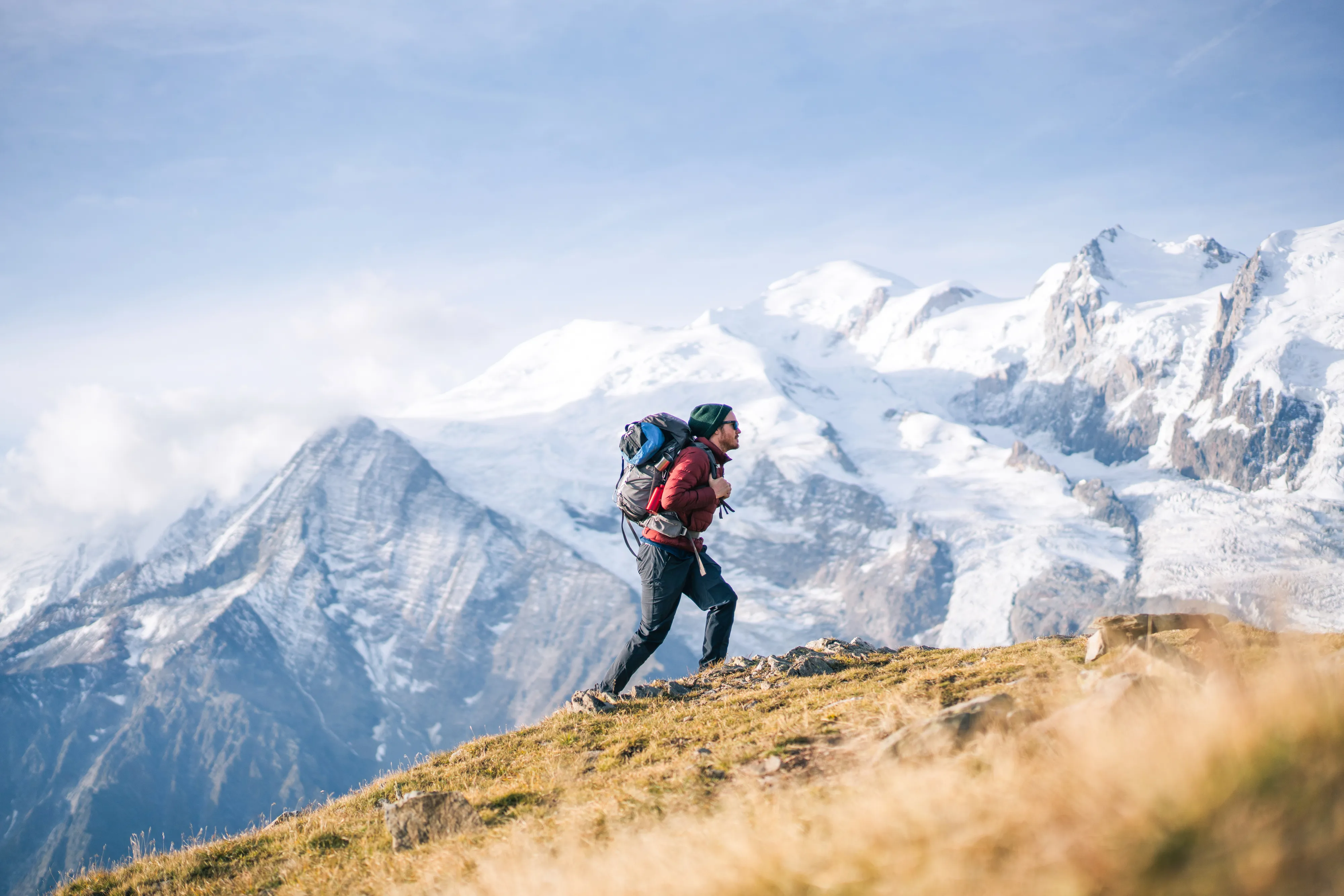 Homme et femme en randonnée dans les montagnes